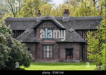 Kew Gardens, Londres, au printemps. Le Cottage de la Reine Charlotte, donné comme un cadeau de mariage pour son mariage avec George III Banque D'Images