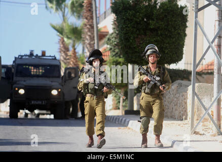 D'Al-Bireh, en Cisjordanie, en territoire palestinien. 3 Août, 2014. Des soldats israéliens montent la garde pendant une opération tempête dans la ville de Cisjordanie d'al-Bireh, le 3 août 2014 © Shadi Hatem/APA/Images/fil ZUMA Alamy Live News Banque D'Images