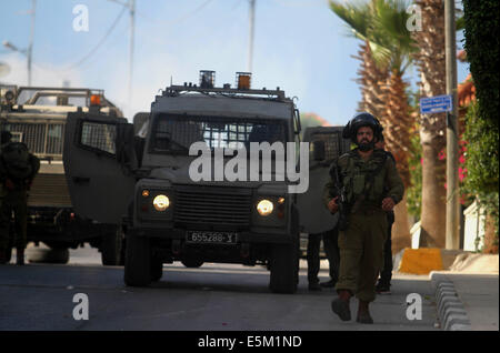 D'Al-Bireh, en Cisjordanie, en territoire palestinien. 3 Août, 2014. Des soldats israéliens montent la garde pendant une opération tempête dans la ville de Cisjordanie d'al-Bireh, le 3 août 2014 © Shadi Hatem/APA/Images/fil ZUMA Alamy Live News Banque D'Images