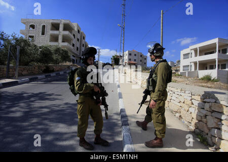 D'Al-Bireh, en Cisjordanie, en territoire palestinien. 3 Août, 2014. Des soldats israéliens montent la garde pendant une opération tempête dans la ville de Cisjordanie d'al-Bireh, le 3 août 2014 © Shadi Hatem/APA/Images/fil ZUMA Alamy Live News Banque D'Images