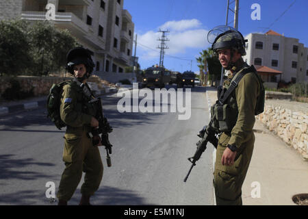 D'Al-Bireh, en Cisjordanie, en territoire palestinien. 3 Août, 2014. Des soldats israéliens montent la garde pendant une opération tempête dans la ville de Cisjordanie d'al-Bireh, le 3 août 2014 © Shadi Hatem/APA/Images/fil ZUMA Alamy Live News Banque D'Images