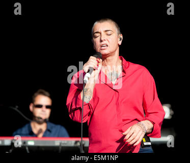 Château de Lulworth, Dorset, UK. 06Th Août, 2014. Sinéad O'Connor sur scène au Camp Bestival, au château de Lulworth, dans le Dorset, Angleterre. 3e août 2014 Crédit : Brian jordan/Alamy Live News Banque D'Images