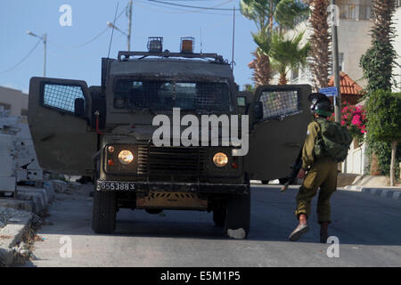 D'Al-Bireh, en Cisjordanie, en territoire palestinien. 3 Août, 2014. Des soldats israéliens montent la garde pendant une opération tempête dans la ville de Cisjordanie d'al-Bireh, le 3 août 2014 © Shadi Hatem/APA/Images/fil ZUMA Alamy Live News Banque D'Images