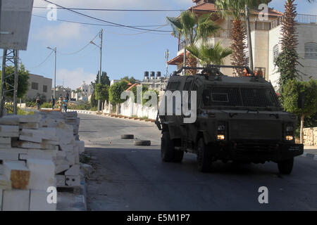 D'Al-Bireh, en Cisjordanie, en territoire palestinien. 3 Août, 2014. Des soldats israéliens montent la garde pendant une opération tempête dans la ville de Cisjordanie d'al-Bireh, le 3 août 2014 © Shadi Hatem/APA/Images/fil ZUMA Alamy Live News Banque D'Images