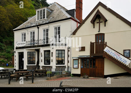 Le vieux bateau échoué Inn & St Pierre sur le quai du port de Minehead, Église Banque D'Images