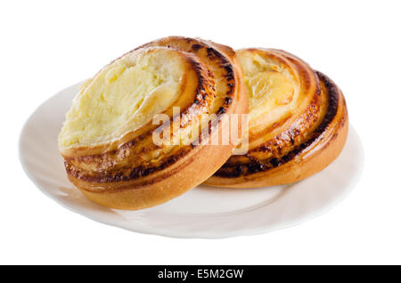 Des petits pains frais avec du fromage sur une soucoupe est isolé sur fond blanc Banque D'Images