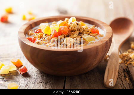 Granola sain avec des fruits secs pour le petit déjeuner Banque D'Images