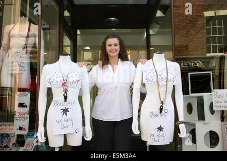 Shrewsbury, Shropshire, au Royaume-Uni. Le 04 août, 2014. Louise Parry, directrice de la recherche sur le cancer shop à Shrewsbury, Shropshire avec deux de ses mannequins de vitrine désespérément soulignant l'appel pour plus d'actions. Louise dit : "Même pendant les périodes difficiles, les gens n'ont pas à donner de l'argent à la charité. Don de bonne qualité des vêtements femmes et hommes qu'ils n'ont plus besoin de s'assurer que l'argent produit de la vente contribue à la lutte contre le cancer". Crédit : Richard Franklin/Alamy Live News Banque D'Images