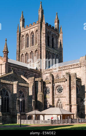 Cathédrale de Hereford, datant de 1079. Une cour de grès (fond de pic) est occupée à travailler sur le tissu du bâtiment (Herefordshire, Royaume-Uni) Banque D'Images