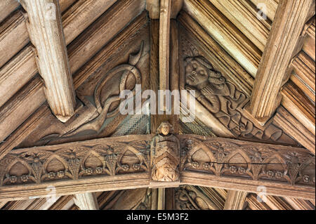 Cathédrale de Hereford, Royaume-Uni. Sculptures sur bois médiévales dans le toit de la 15c St John's à pied Banque D'Images