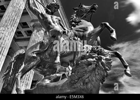 Allemagne, Berlin : vue latérale d'une statue équestre d'un lion en chasse avant de l'Altes Museum Banque D'Images