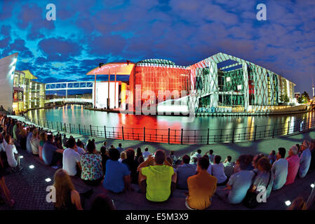 Allemagne, Berlin : les touristes regarder la vidéo nocturne documentaire sur l'histoire du Reichstag à Spree riverside Banque D'Images