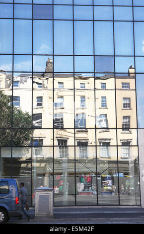 Les bâtiments reflètent sur Westmoreland Street à Dublin Banque D'Images