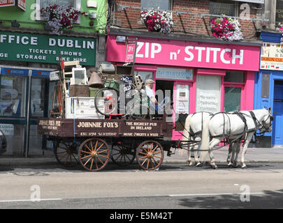 Cheval et panier junk man Banque D'Images