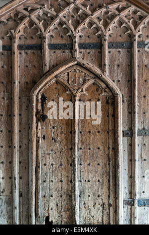 Cathédrale de Hereford, Royaume-Uni. Très tôt une porte médiévale dans le cloître est fortement renforcé avec du fer Banque D'Images