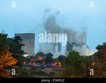 Didcot A Power station, Oxfordshire, Royaume-Uni. La démolition des célèbres tours de refroidissement le matin du 27 juillet 2014 Banque D'Images