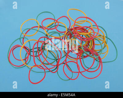 Close up de bandes en caoutchouc coloré sur un fond bleu Banque D'Images