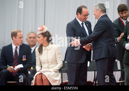 Luettich, Belgique. Le 04 août, 2014. Le Président français François Hollande (3-R) et le Président allemand Joachim Gauck saluent avec la Prince William (L) et son épouse, la Duchesse Kate, assise à côté d'eux au cours de l'international Cérémonie commémorative pour le 100e anniversaire du début de la Première Guerre mondiale en Luettich, Belgique, 04 août 2014. Photo : Maurizio Gambarini/dpa/Alamy Live News Banque D'Images