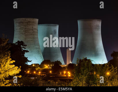 Didcot A Power station, Oxfordshire, Royaume-Uni. Les tours de refroidissement illuminées peu avant leur démolition le 27 juillet 2014 Banque D'Images