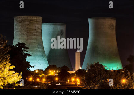 Didcot A Power station, Oxfordshire, Royaume-Uni. Les tours de refroidissement illuminées peu avant leur démolition le 27 juillet 2014 Banque D'Images