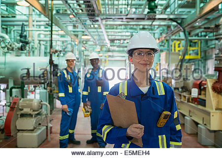 Portrait of female travailleur dans l'usine à gaz