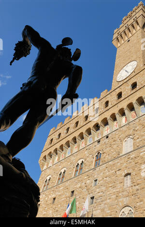 Palazzo Vecchio et la statue de bronze de Persée tenant la tête de Méduse dans la Loggia dei Lanzi Piazza della Signoria Florence Banque D'Images