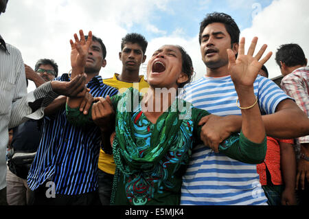 Mawa. 4e août, 2014. Une femme pleure pour ses proches disparus après un accident de ferry dans le district de Munshiganj, quelque 37 km de la capitale Dhaka, Bangladesh, le 4 août 2014. Une opération de recherche est en cours après un ferry transportant 200 passagers a coulé le lundi au milieu d'un fleuve dans le quartier central de Munshiganj, a annoncé la police. Source : Xinhua/Alamy Live News Banque D'Images