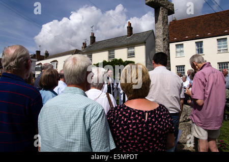 Grand Bardfield, Braintree, Essex, Royaume-Uni. 4 août 2014. Commémoration du centenaire de la début de la première guerre mondiale, qui a commencé le 4 août 1914. Les villageois et les membres du clergé de Great and commemoratiing Bardfield sont les 29 hommes des deux villages qui sont morts dans le conflit. Le total des morts de l'Empire britannique dont un million numérotée 750 000 venaient des îles britanniques. Crédit : William Edwards/Alamy Live News Banque D'Images