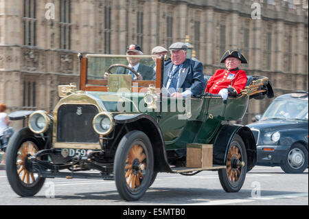 Le pont de Westminster, Londres, Royaume-Uni. 4 août 2014. Chelsea retraités sont conduit sur le pont de Westminster en voitures édouardienne sur leur chemin à l'Imperial War Museum de Londres du sud. Le convoi fait partie de la WW1 centenaire marquée par des événements dans toute l'Europe. Credit : Lee Thomas/Alamy Live News Banque D'Images