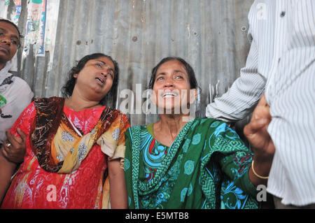 Mawa. 4e août, 2014. Les femmes pleurent pour leurs proches disparus après un accident de ferry dans le district de Munshiganj, quelque 37 km de la capitale Dhaka, Bangladesh, le 4 août 2014. Une opération de recherche est en cours après un ferry transportant 200 passagers a coulé le lundi au milieu d'un fleuve dans le quartier central de Munshiganj, a annoncé la police. Source : Xinhua/Alamy Live News Banque D'Images