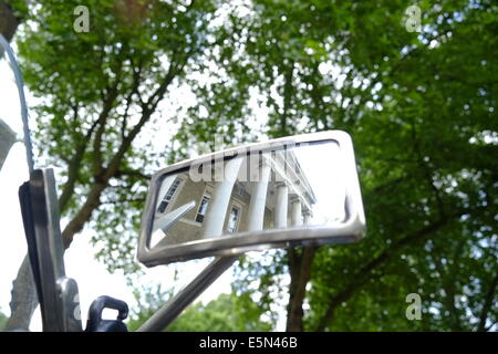 Londres, Royaume-Uni. 4e août, 2014. Voitures à partir de 1914 sur l'affichage outsde l'Imperial War Museum, London Crédit : Rachel Megawhat/Alamy Live News Banque D'Images