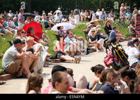 Un concert de piano à la Statue de Frédéric Chopin dans Parc Lazienki à Varsovie, Pologne. Banque D'Images