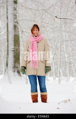 Femme en forêt de hêtre européen (Fagus sylvatica) en hiver, en Rhénanie du Nord-Westphalie, Allemagne Banque D'Images