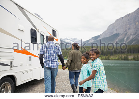 En famille balades au bord du lac en direction de RV