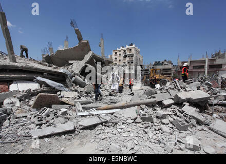 Rafah, bande de Gaza, territoire palestinien. 4e août, 2014. Les secouristes palestiniens recherche de victimes de l'offensive militaire israélienne, près du camp de réfugiés de Rafah, dans le sud de la bande de Gaza, le 4 août 2014. Les travailleurs de la défense civile et les infirmiers sont à la recherche du quartier à la recherche pour les victimes de l'opération militaire israélienne qui a tué quelque 1 829 Palestiniens, principalement des civils : Crédit Ashraf Amra/APA/Images/fil ZUMA Alamy Live News Banque D'Images