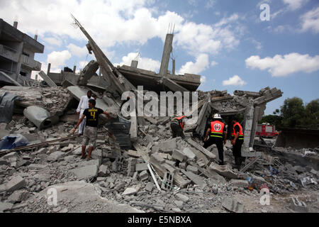 Rafah, bande de Gaza, territoire palestinien. 4e août, 2014. Les secouristes palestiniens recherche de victimes de l'offensive militaire israélienne, près du camp de réfugiés de Rafah, dans le sud de la bande de Gaza, le 4 août 2014. Les travailleurs de la défense civile et les infirmiers sont à la recherche du quartier à la recherche pour les victimes de l'opération militaire israélienne qui a tué quelque 1 829 Palestiniens, principalement des civils : Crédit Ashraf Amra/APA/Images/fil ZUMA Alamy Live News Banque D'Images