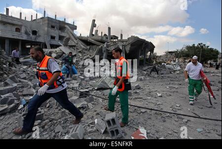 Rafah, bande de Gaza, territoire palestinien. 4e août, 2014. Les secouristes palestiniens recherche de victimes de l'offensive militaire israélienne, près du camp de réfugiés de Rafah, dans le sud de la bande de Gaza, le 4 août 2014. Les travailleurs de la défense civile et les infirmiers sont à la recherche du quartier à la recherche pour les victimes de l'opération militaire israélienne qui a tué quelque 1 829 Palestiniens, principalement des civils : Crédit Ashraf Amra/APA/Images/fil ZUMA Alamy Live News Banque D'Images