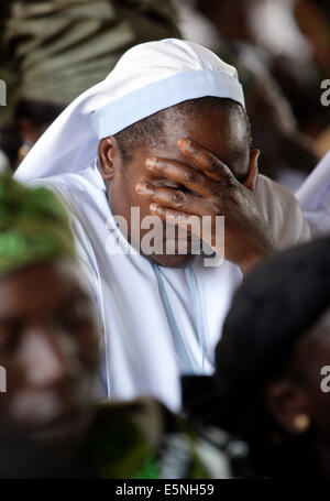 Religieuse catholique (soeur) priant pendant le service du dimanche dans une église catholique, dans le Kuru, Nigéria Banque D'Images