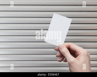 Femme hand holding a blank business card Banque D'Images