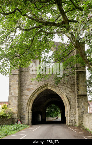 Lane par ruines de 14th-century gatehouse pour l'abbaye cistercienne de Ribble Valley. Whalley Lancashire England UK Grande-Bretagne Banque D'Images