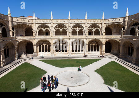 Cloître de la monastère des Hiéronymites à Lisbonne, Portugal, l'architecture de style manuélin. Banque D'Images