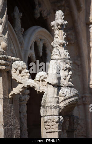 Fleuron sculpté avec des visages dans le cloître du Monastère des Hiéronymites à Lisbonne, Portugal. Banque D'Images