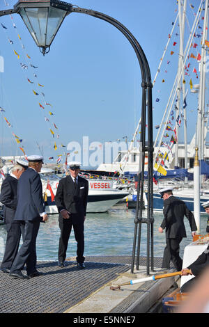 Le Prince Philip arrive au stade d'atterrissage du Royal Yacht Squadron depuis THV Galatea, amarré au large de Cowes pendant la régate Aberdeen Asset Management Cowes week, Cowes, Isle of Wight, Angleterre, Royaume-Uni Banque D'Images