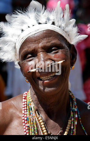 Femme portant un costume traditionnel lors d'un chrétien du dimanche dans le Kuru, Nigéria Banque D'Images