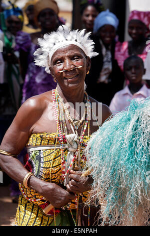 Femme portant un costume traditionnel lors d'un chrétien du dimanche dans le Kuru, Nigéria Banque D'Images