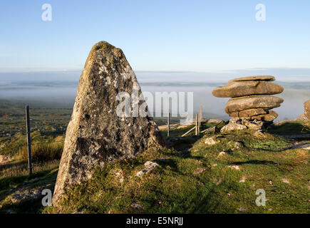 Le Pinnacle et granit Cheesewring sur Stowe's Hill, éclairé par la lumière du matin et entouré de brume Bodmin Moor Cornwa Banque D'Images