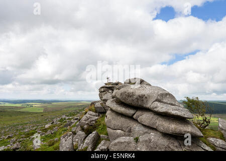 Randonneurs sur le sommet des rochers de Kilmar Tor Bodmin Moor, Cornwall, UK Banque D'Images