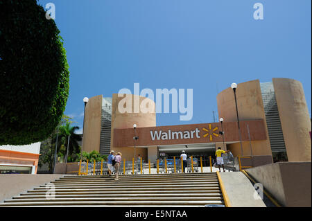 Au magasin Walmart Shoppers à Acapulco, Mexique Banque D'Images