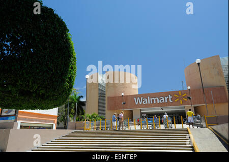 Au magasin Walmart Shoppers à Acapulco, Mexique Banque D'Images