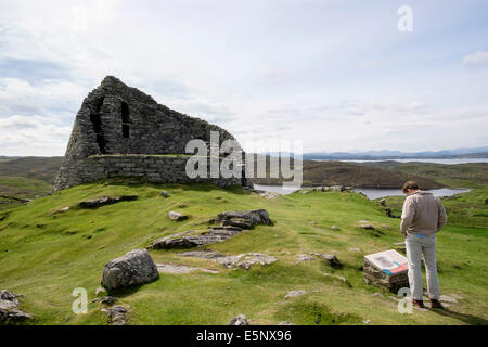 La lecture des informations touristiques lors d'une visite conseil Dun Carloway Broch, Isle Of Lewis, Western Isles, îles Hébrides, Ecosse, Royaume-Uni Banque D'Images